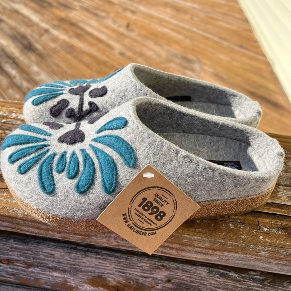 ⭐️ RARE⭐️ NWT Haflinger 38 Grizzly Blooming Blue Clog Slipper floral - Picture 3 of 8